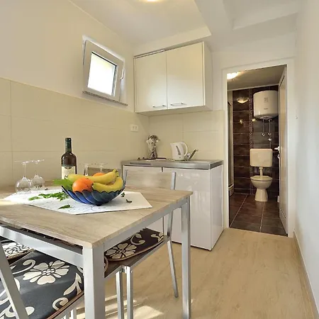 Apartment By The Sea *