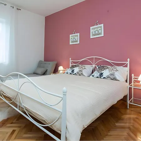 By The Sea Apartment *